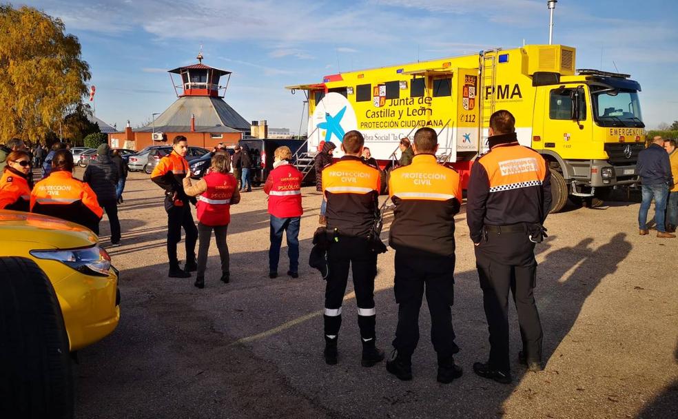 Parte del operativo desplegado en el aeródromo de Matilla de los Caños este domingo.