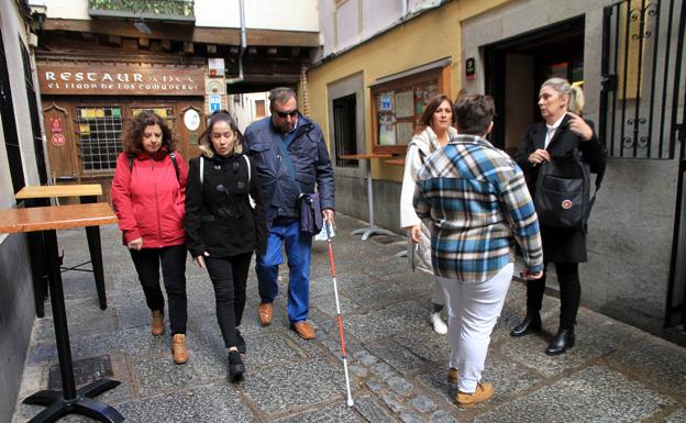 Paseo junto a un grupo de sordociegos por el centro de Segovia.