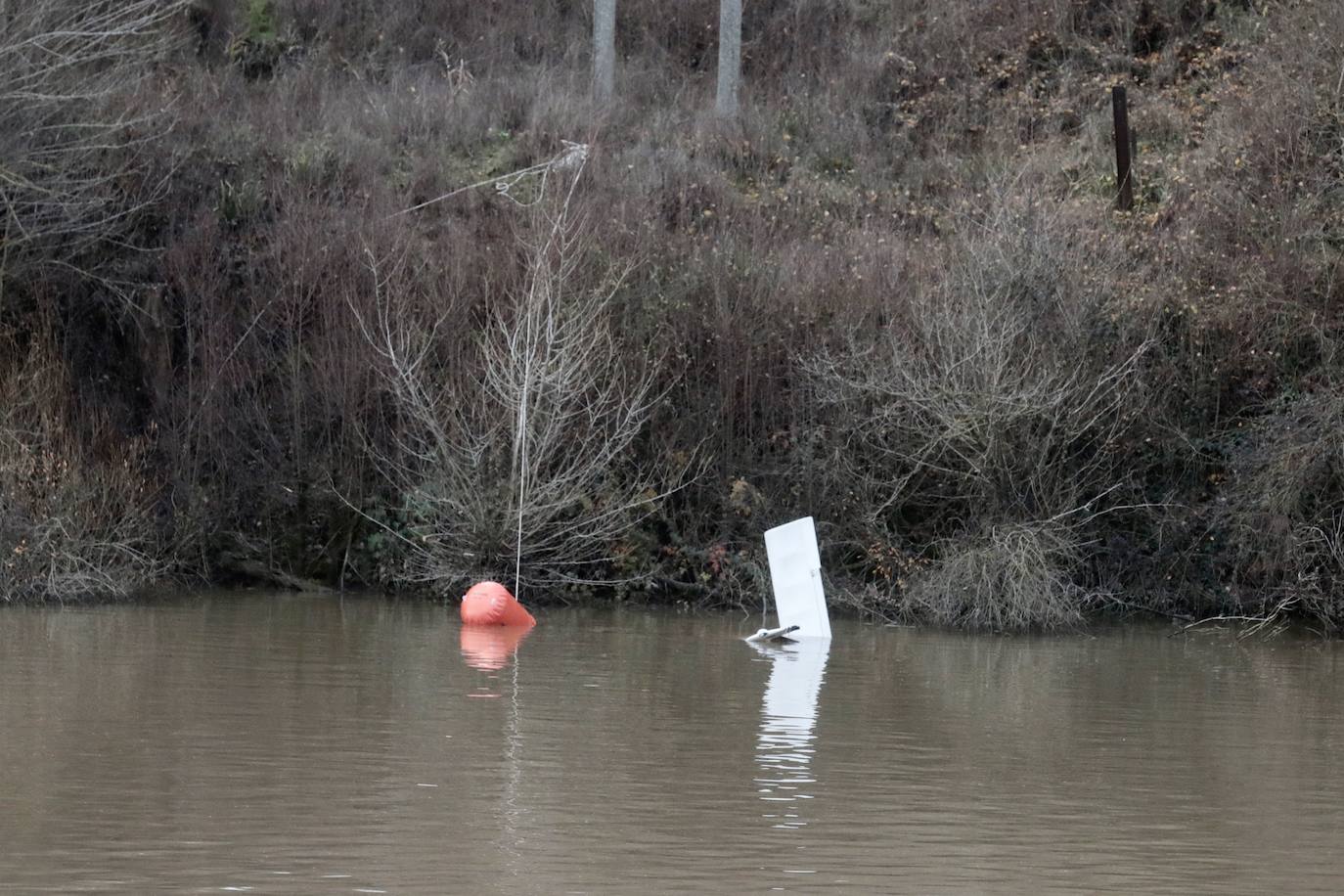 Fotos: La Guardia Civil ultima los preparativos para sacar del Duero la aeronave accidentada