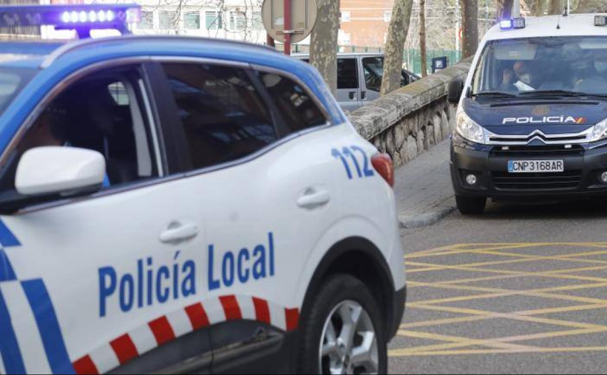 Vehículos de las policías Local y Nacional.