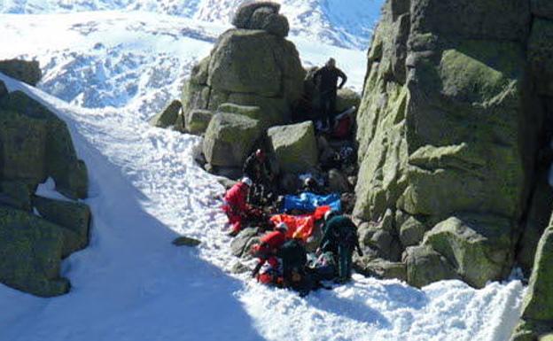 Imagen de un rescate en el Pico La Mira, en Ávila, tomada desde el helicóptero..