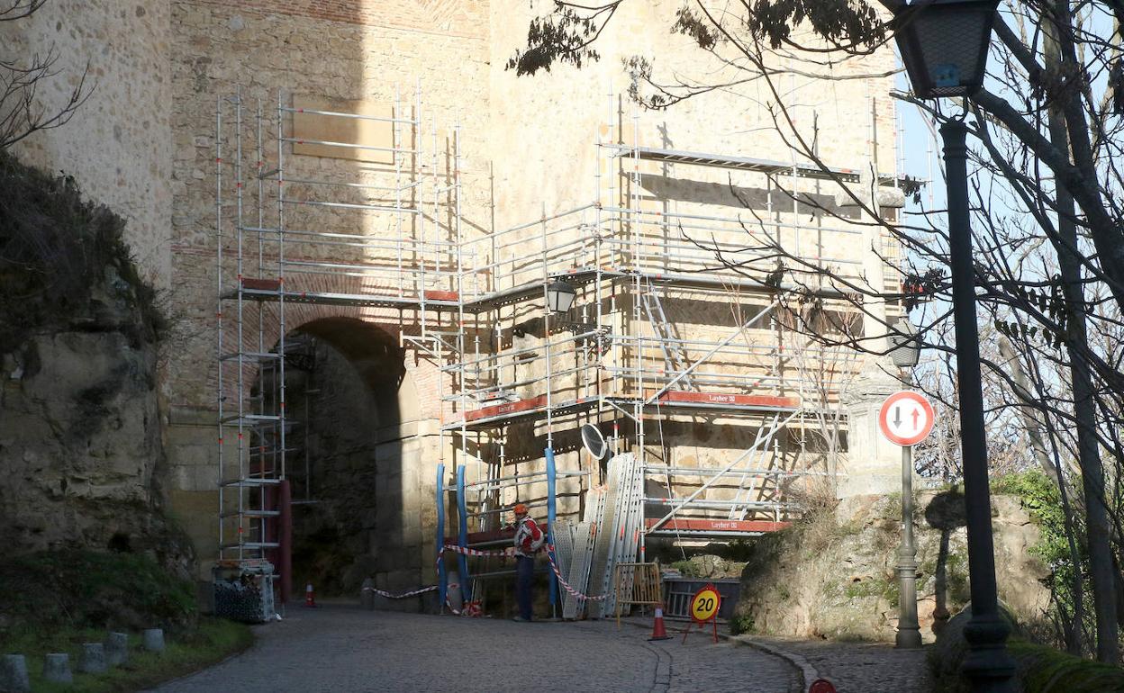 Trabajos ayer en la Puerta de San Cebrián.