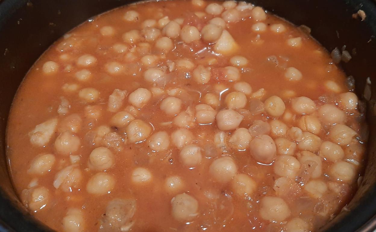 Receta de garbanzos con bacalao desmigado