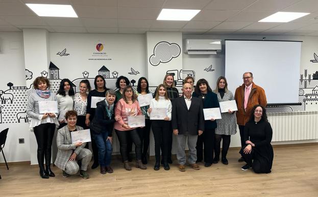 Participantes en el curso junto a formadores y autoridades. 