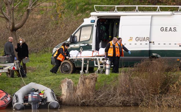 La Guardia Civil transporta el cadáver de Beatriz Cantos tras ser rescatada del Duero.