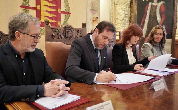Óscar Puente y María Sánchez Hernández firman el protocolo ante la delegada del Gobierno, Virginia Barcones, y el concejal de Patrimonio, Manuel Saravia. 