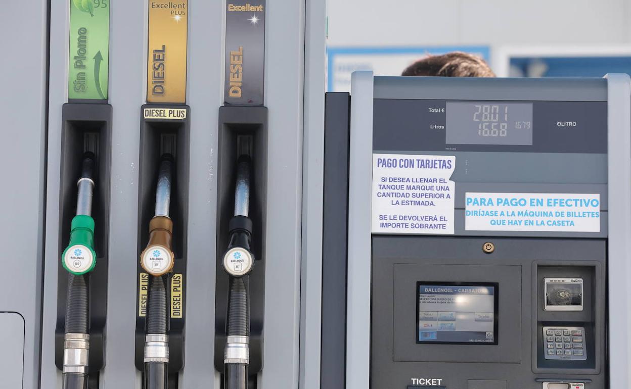 Mangueras de combustible de una estación de servicio.