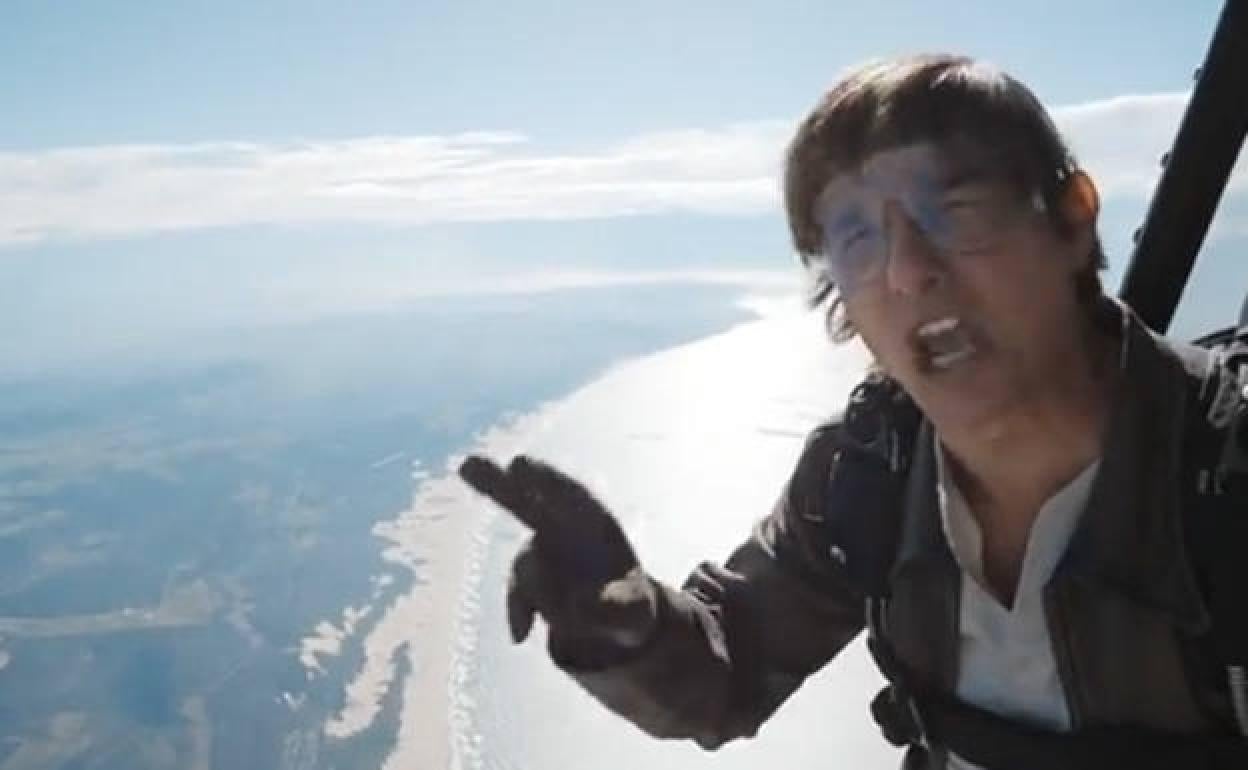 Tom Cruise a punto de lanzarse al vacío. 