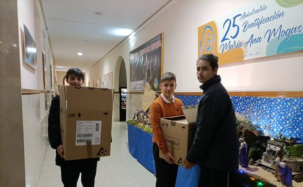 Alumnos del colegio Divina Pastora participan en la 'operación kilo'.