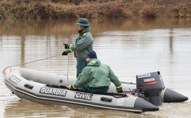 Dos integrantes del GEAS navegar por el Duero durante la búsqueda de Guillermo Álvarez