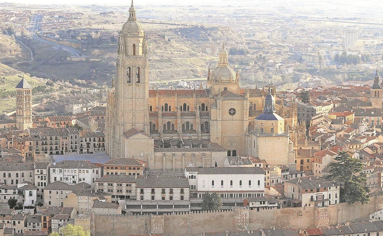 Vista aérea de la Catedral y de una parte del casco histórico de Segovia. 