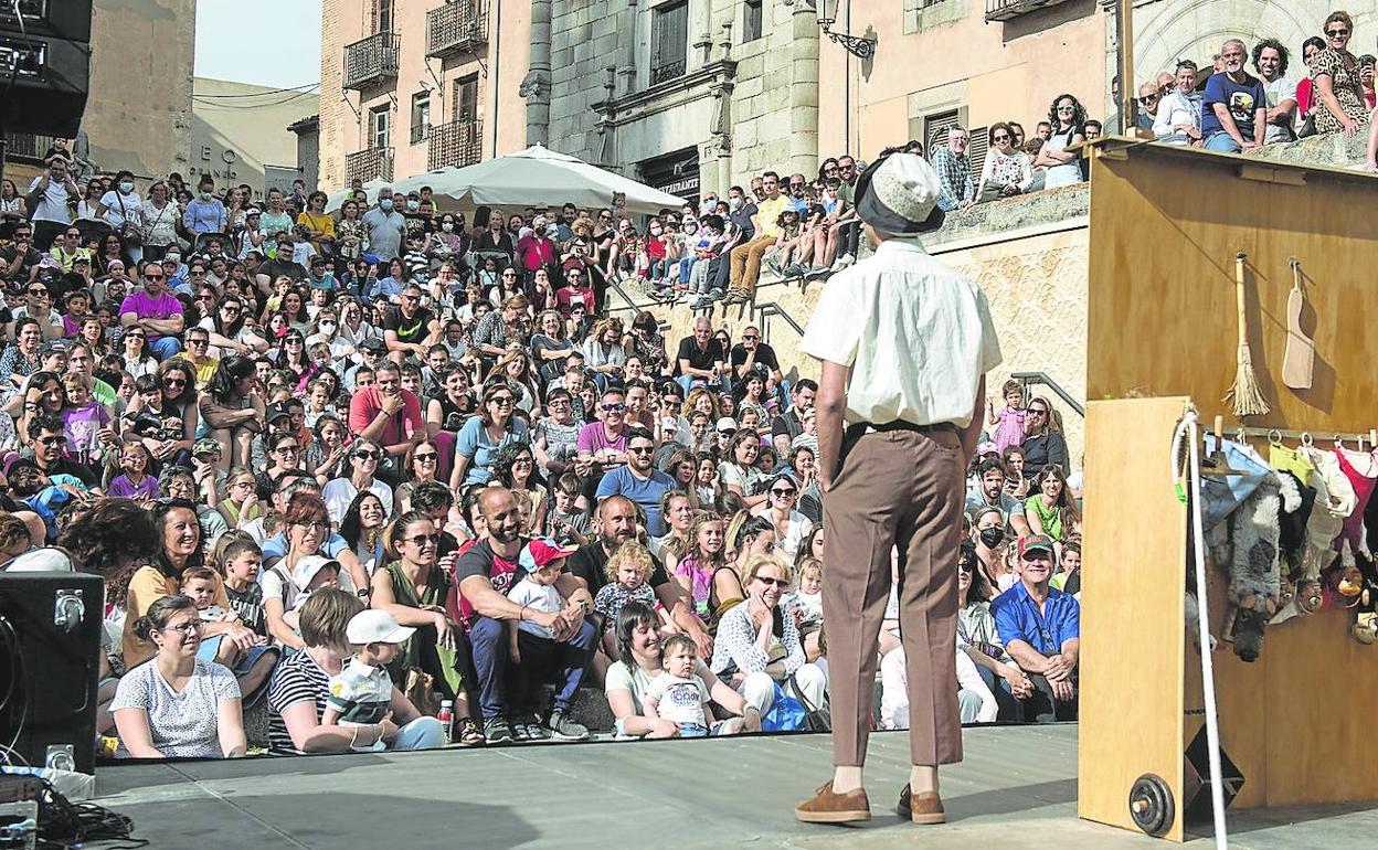 Una de las primeras actuaciones del festival Titirimundi de 2022. 