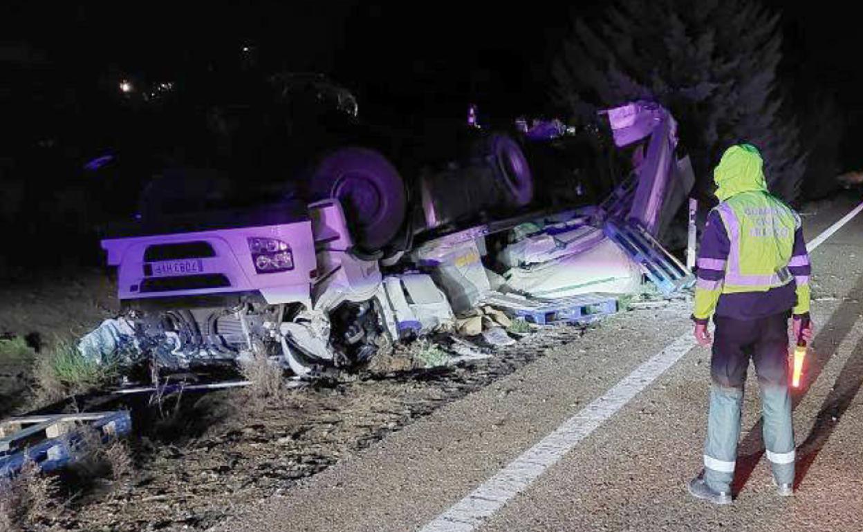 El camión volcado en una cuneta en la A6 en Villalobos (Zamora). 