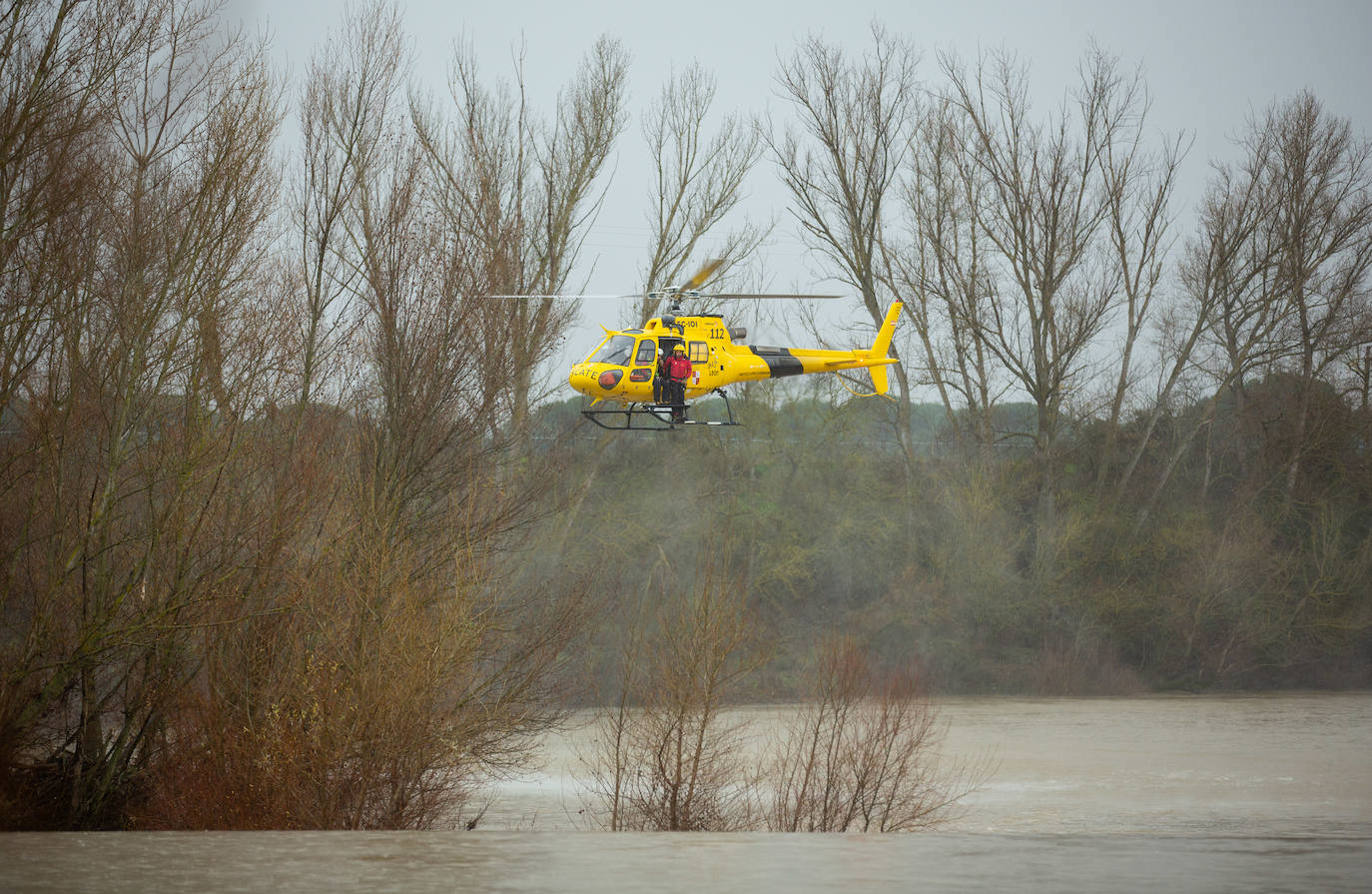 Los jugadores han tenido que subirse a un helicóptero para poder continuar con el recorrido ante la imposibilidad de seguir en un autobús por la gran cantidad de gente en las calles