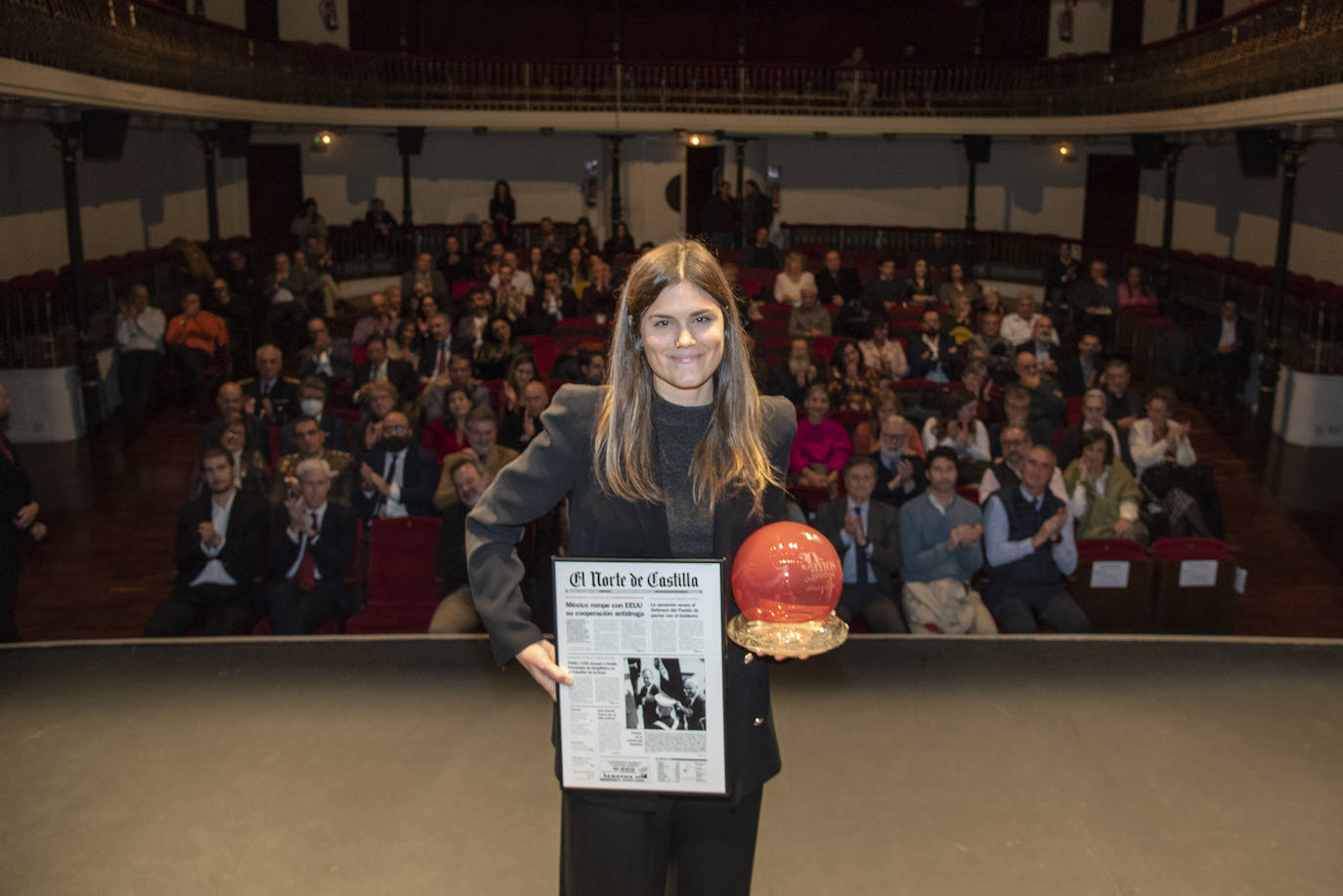 Elvira Sastre, con el premio entregado por El Norte y la primera portada publicada en Segovia.