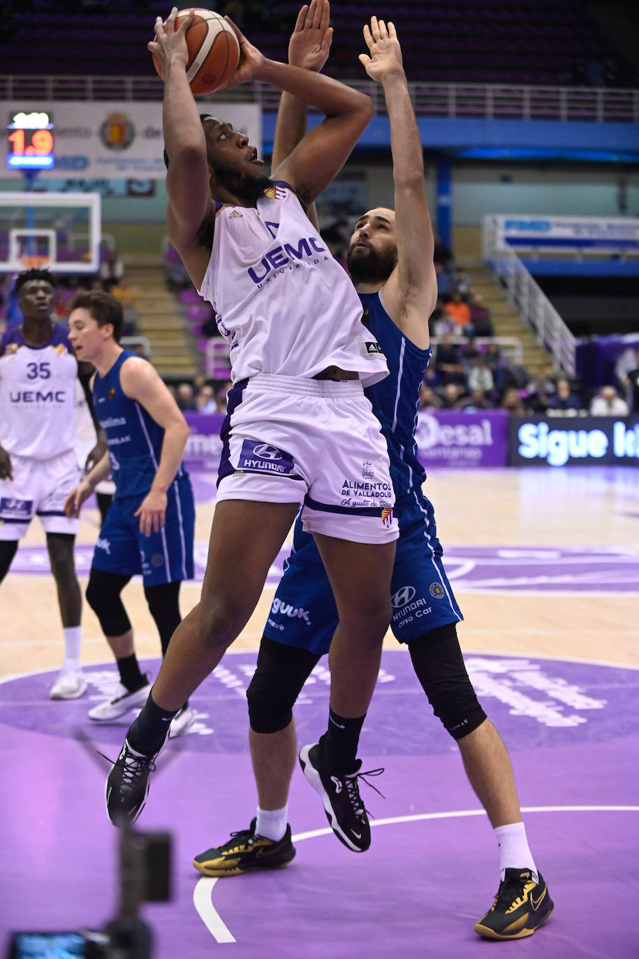 Los jugadores del Real Valladolid Baloncesto escuchan a su entrenador, Paco García.