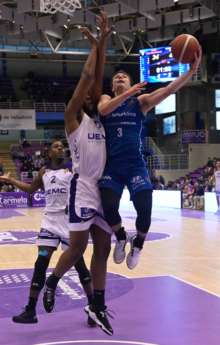 Los jugadores del Real Valladolid Baloncesto escuchan a su entrenador, Paco García.