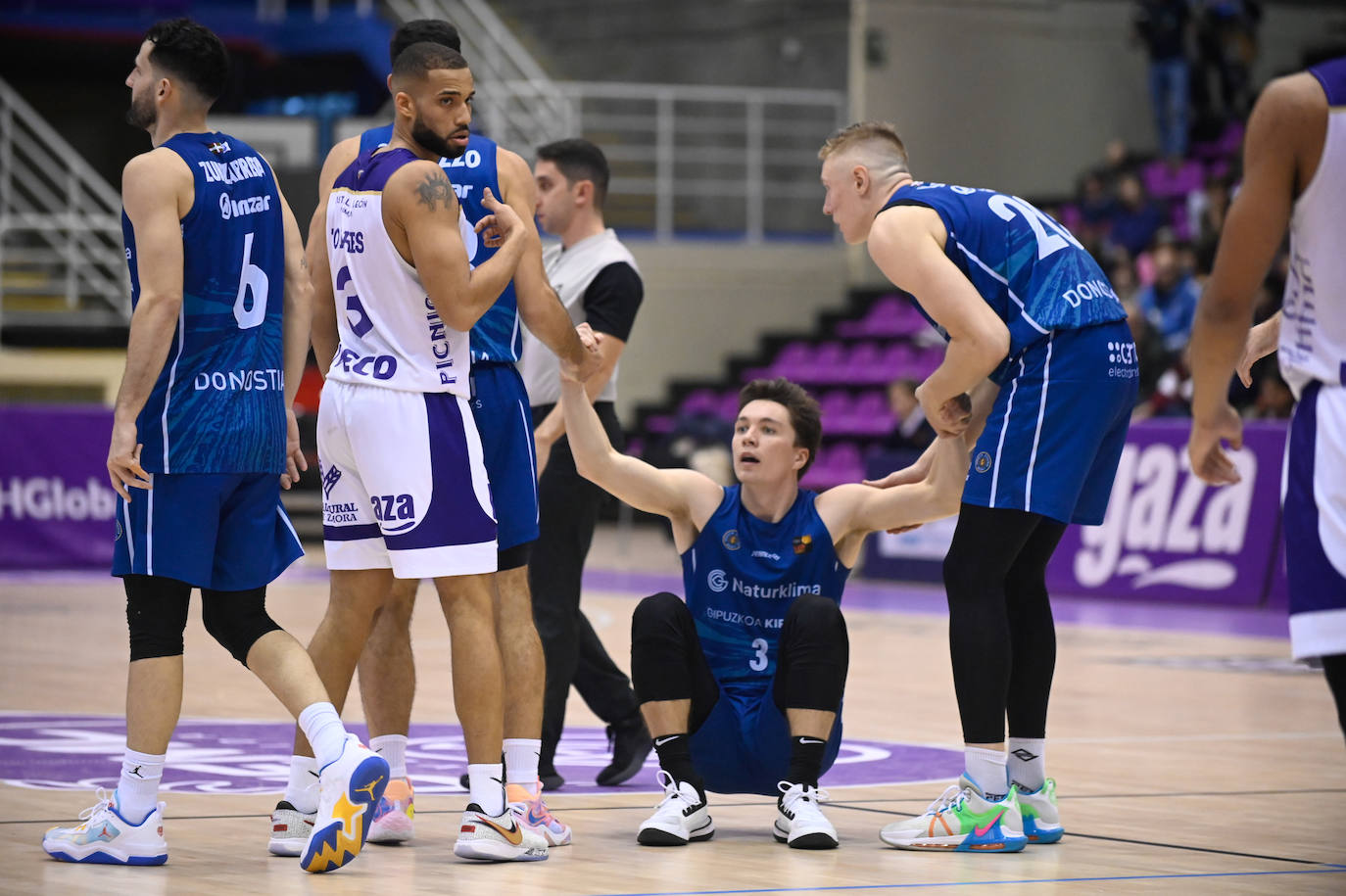 Los jugadores del Real Valladolid Baloncesto escuchan a su entrenador, Paco García.