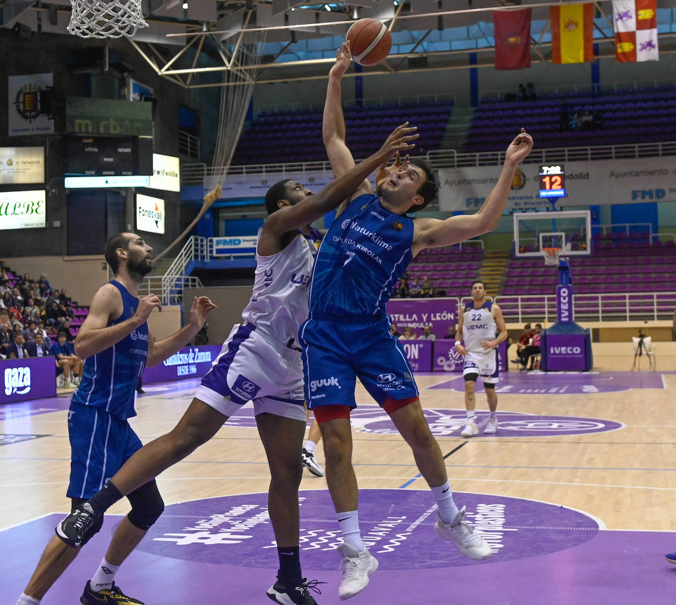 Los jugadores del Real Valladolid Baloncesto escuchan a su entrenador, Paco García.