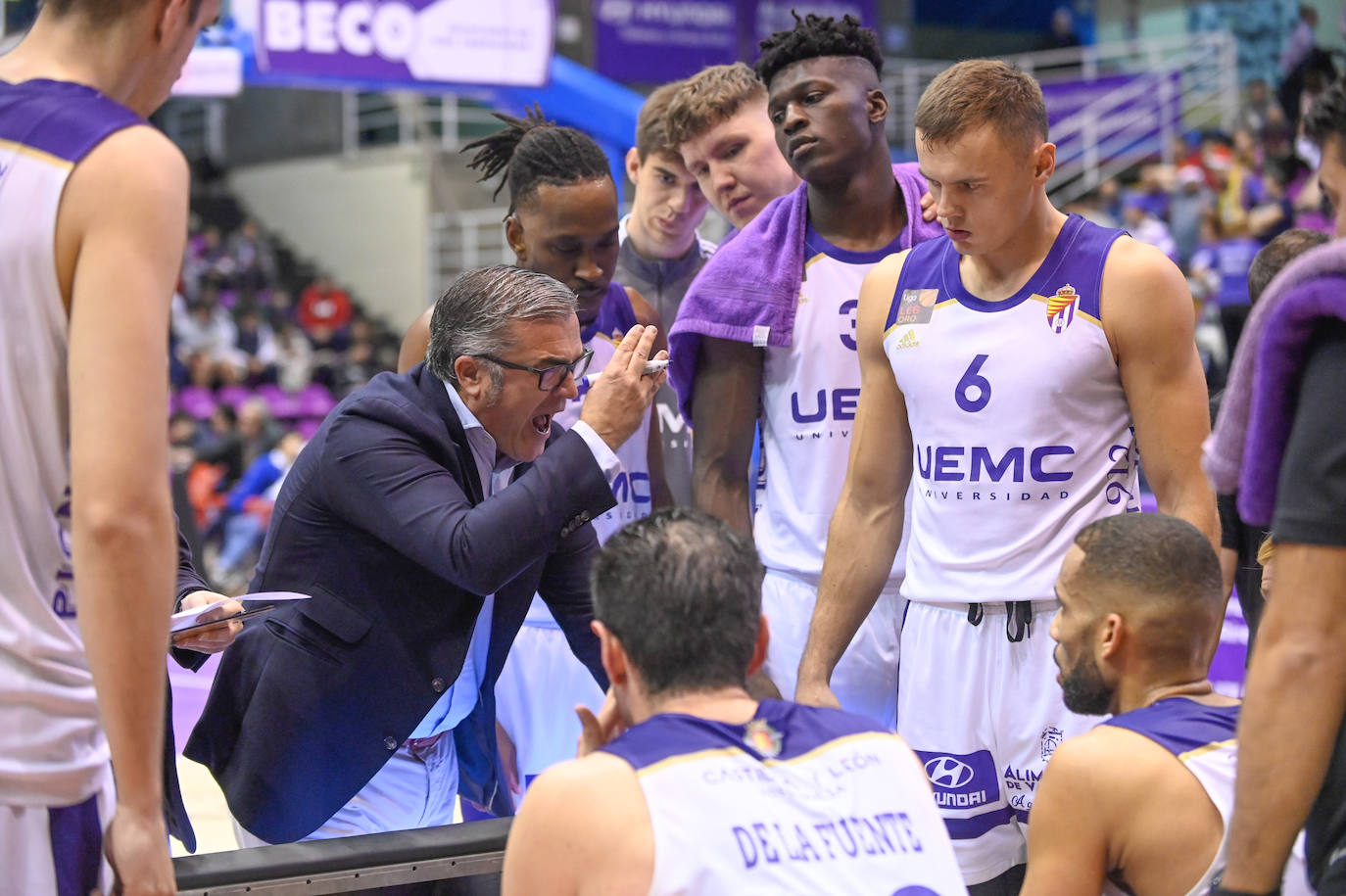 Los jugadores del Real Valladolid Baloncesto escuchan a su entrenador, Paco García.