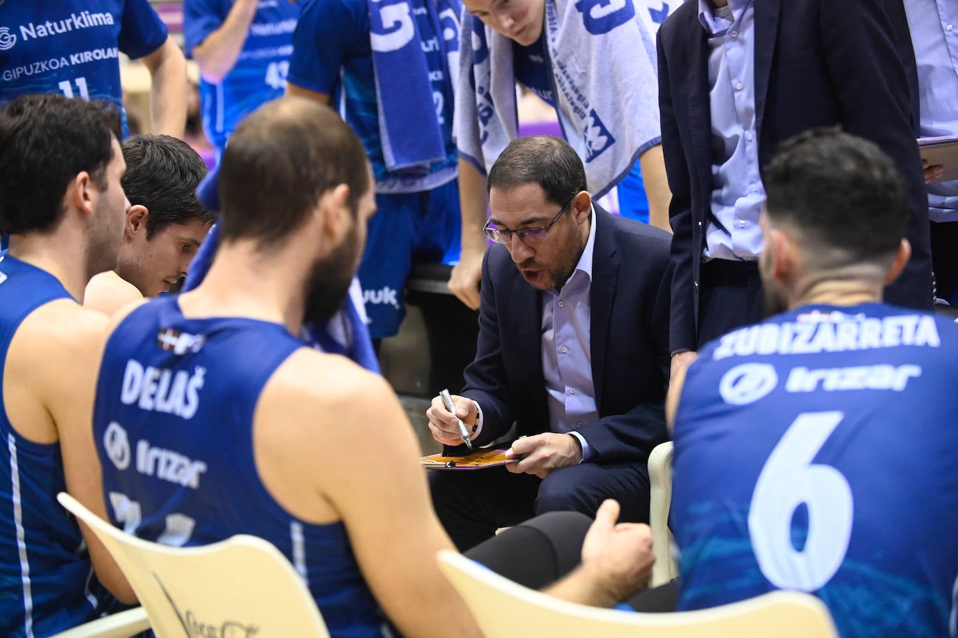 Los jugadores del Real Valladolid Baloncesto escuchan a su entrenador, Paco García.