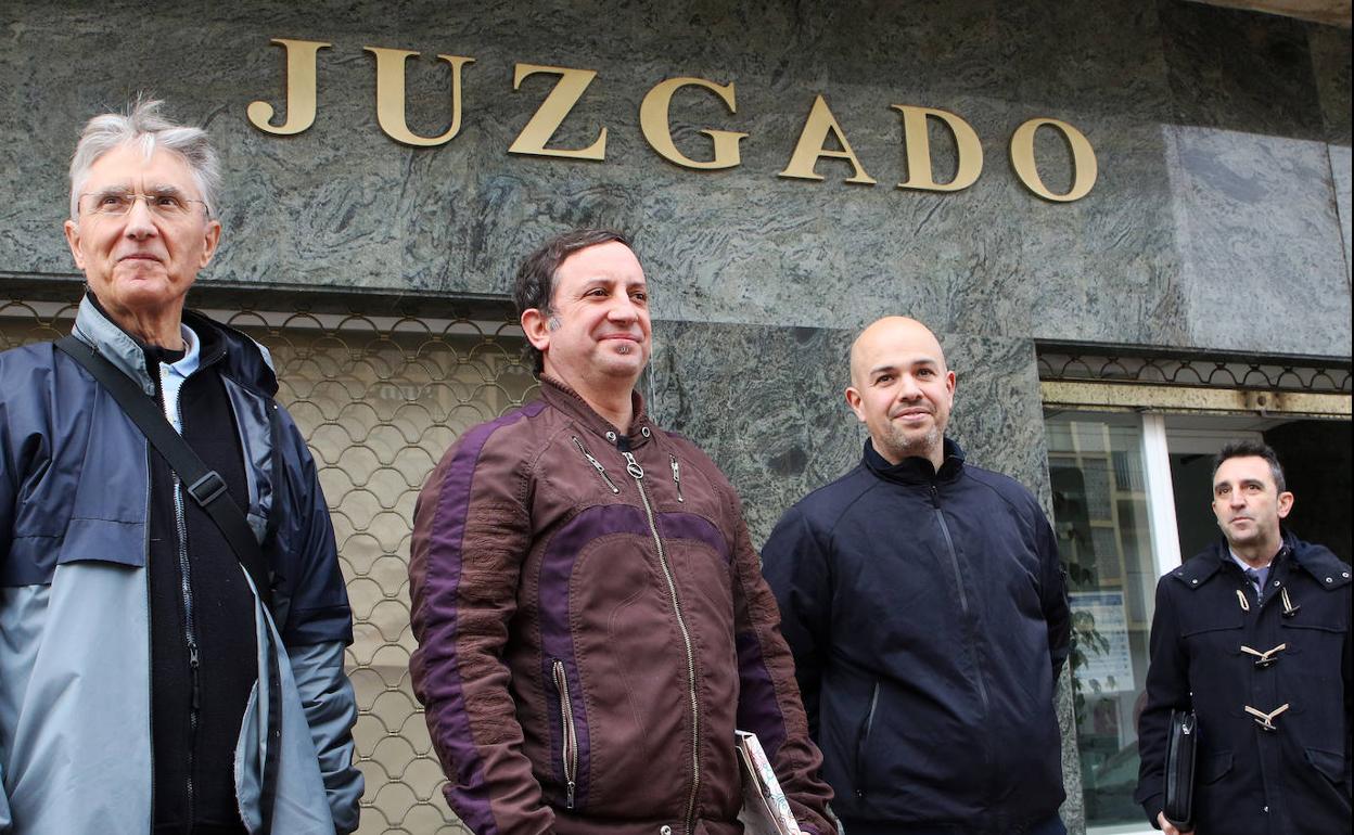 José Luis Ordóñez, Carlos Serrano y Ángel Galindo, de IU, a la puerta del juzgado. 