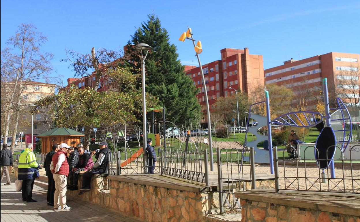 Un grupo de vecinos en un barrio de Segovia.