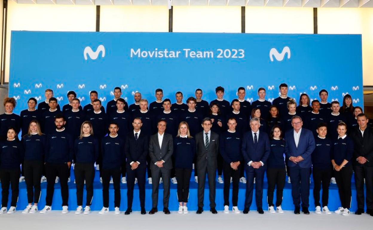 Plantilla masculina y femenina del Movistar Team. 