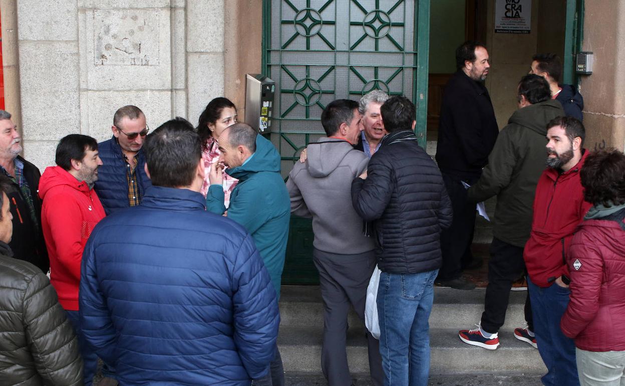 Los trabajadores, a la puerta de la casa sindical, antes de la asamblea. 