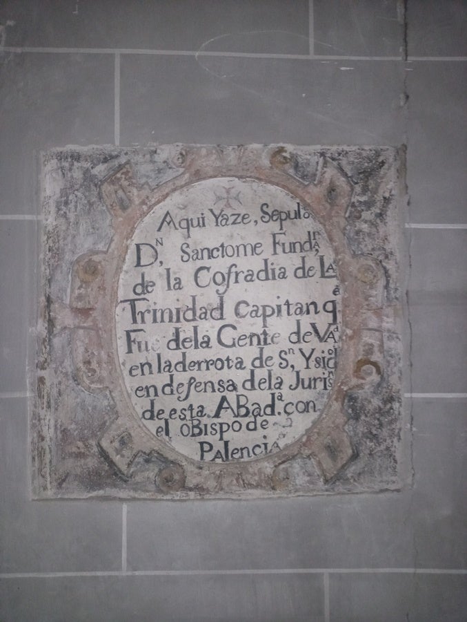 Imagen secundaria 2 - En la primera imagen, el interior de la iglesia de la Magdalena, en primer término el sepulcro de D. Pedro de la Gasca y al fondo de la imagen, la lápida de Sanctome. En las otras fotos puede verse la firma en la Carta Real de Felipe II por la que concede el título de ciudad a la villa de Valladolid y el detalle de la lápida de Sanctome. 