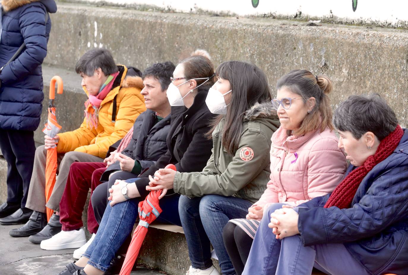 Ancianos observan a los alumnos interpretar el belén viviente.