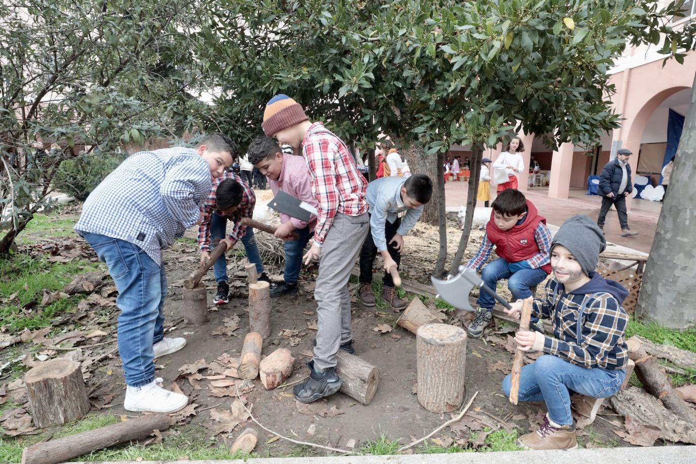 Ancianos observan a los alumnos interpretar el belén viviente.