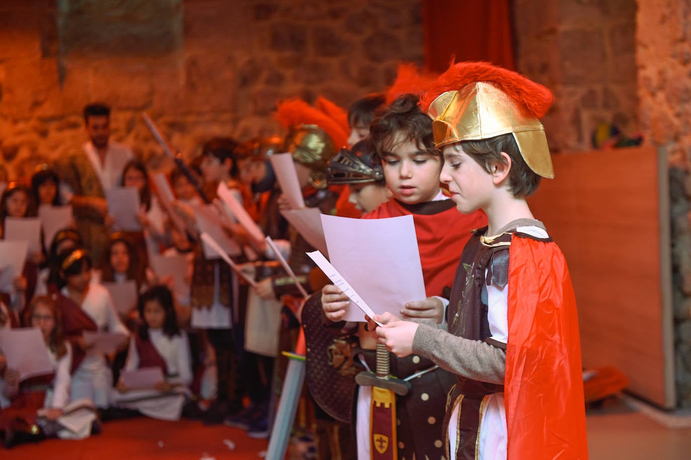 Alumnos del colegio Jesús y María interpretan un belén viviente.