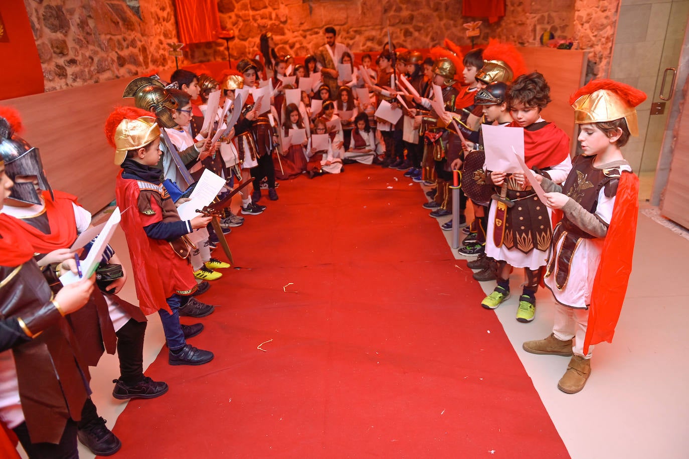 Alumnos del colegio Jesús y María interpretan un belén viviente.