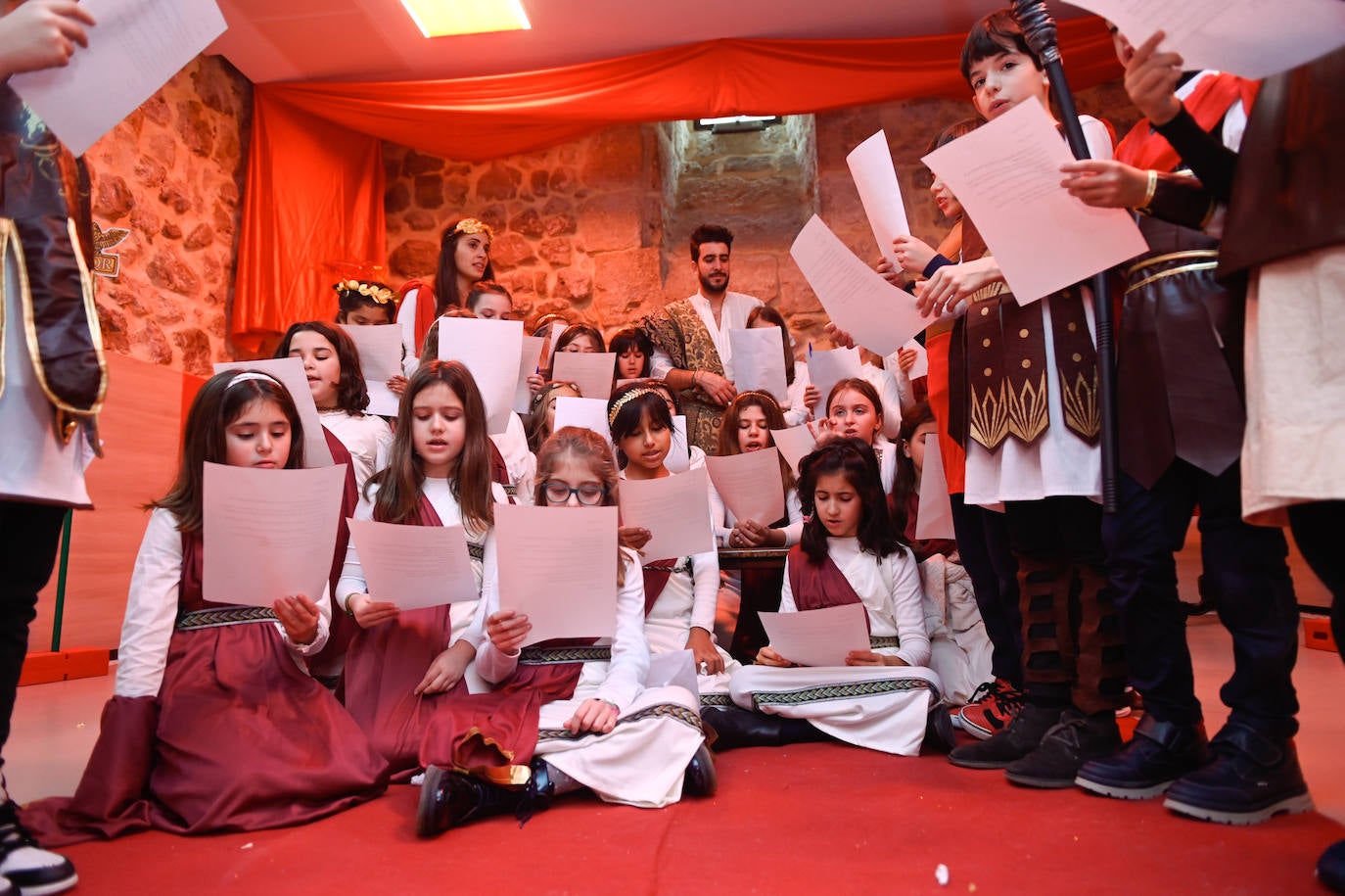 Alumnos del colegio Jesús y María interpretan un belén viviente.