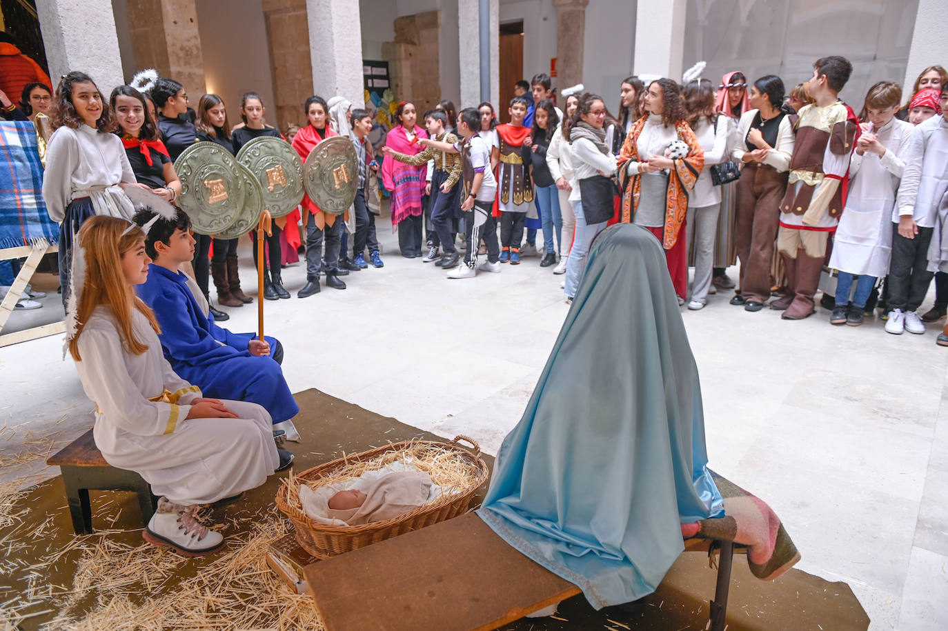 Alumnos del colegio Jesús y María interpretan un belén viviente.