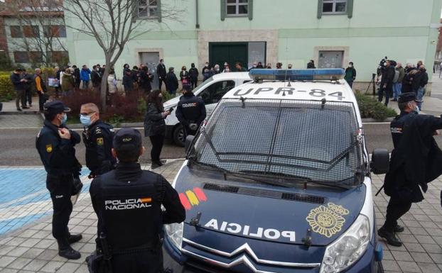 Intervención policial durante el desalojo fallido del antiguo hotel el 21 de marzo. 