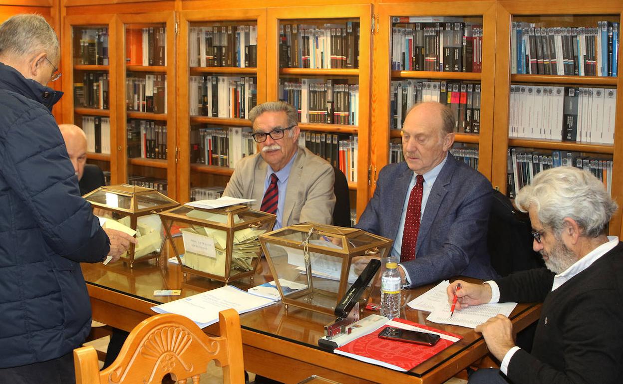 El actual decano Julián Sanz preside la mesa de votaciones del Colegio de Abogados de Segovia. 