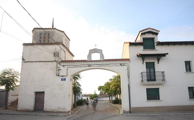 Acceso al municipio de Foncastín.