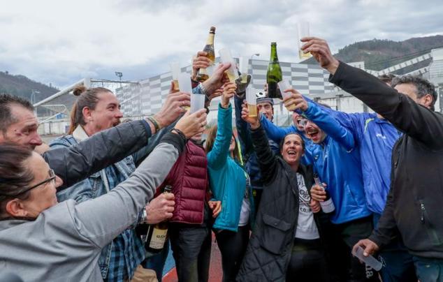 Miembros del Club Atletismo Mieres celebran tras repartir 137,6 millones de euros del Gordo en Mieres, Aller y Lena