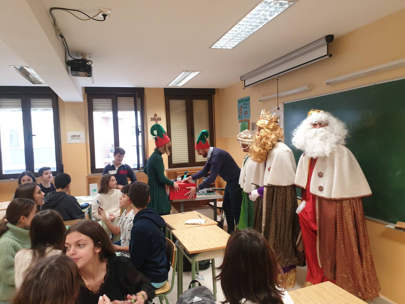 Sus Majestades de Oriente visitaron el jueves el colegio Teresianas 