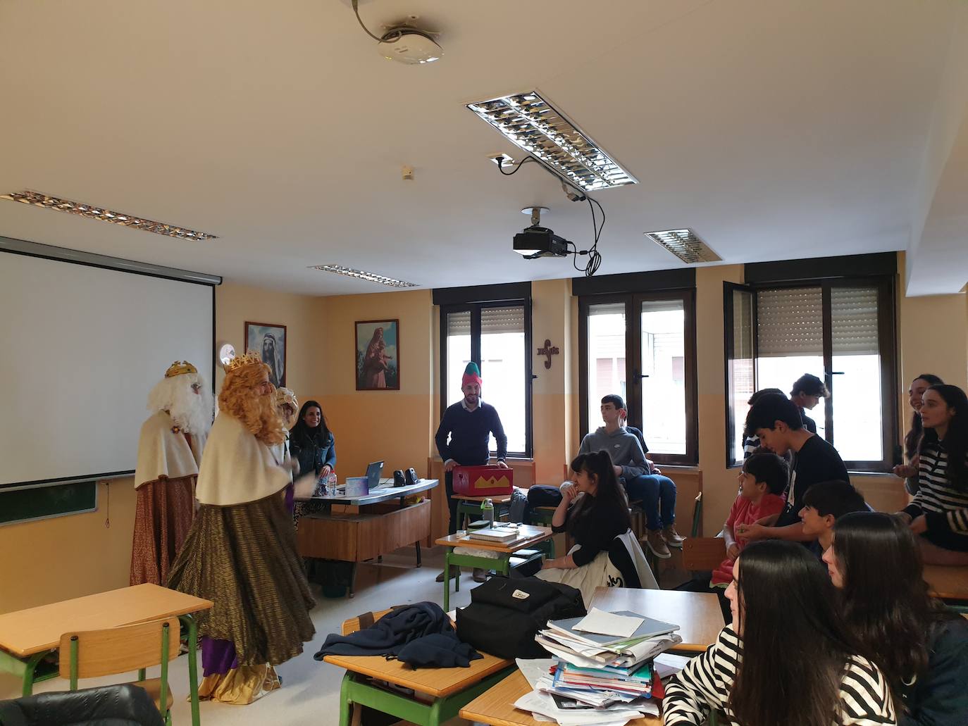 Sus Majestades de Oriente visitaron el jueves el colegio Teresianas 