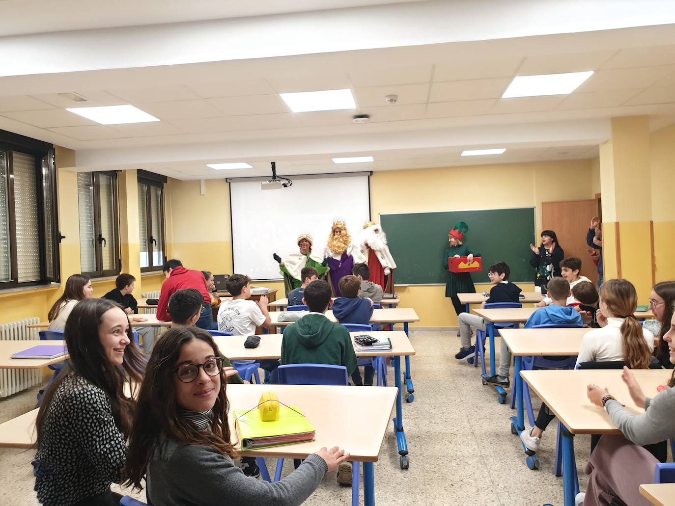 Sus Majestades de Oriente visitaron el jueves el colegio Teresianas 