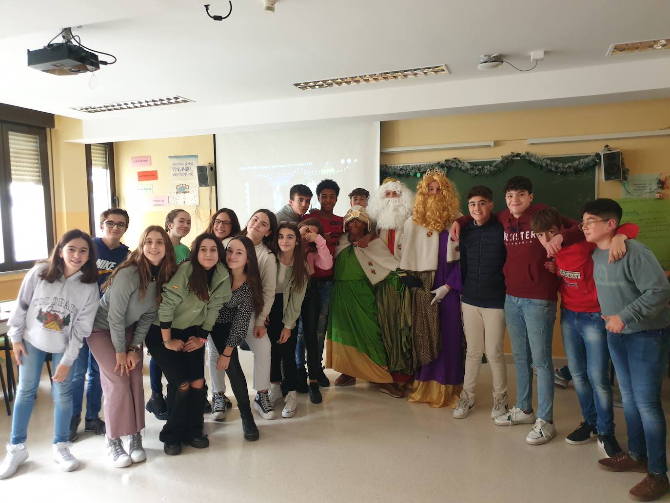 Sus Majestades de Oriente visitaron el jueves el colegio Teresianas 