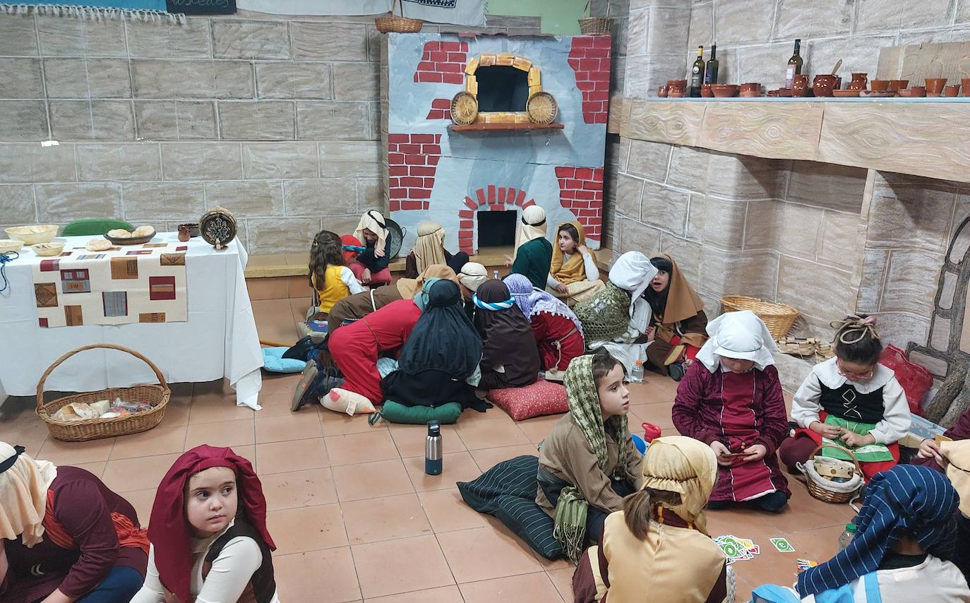 Alumnos, profesores y padres se han volcado en la preparación del belén viviente 