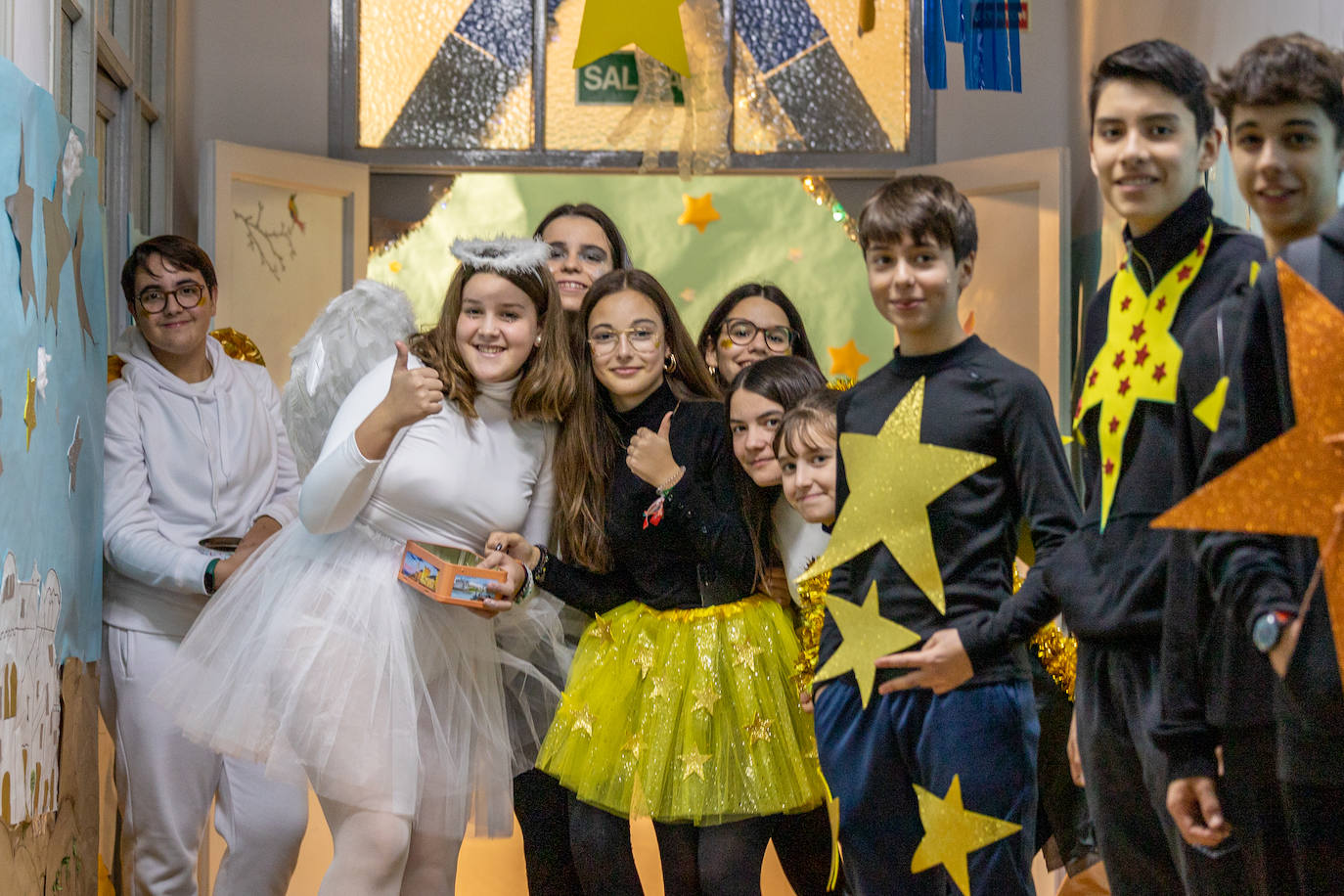 Alumnos, profesores y padres se han volcado en la preparación del belén viviente 