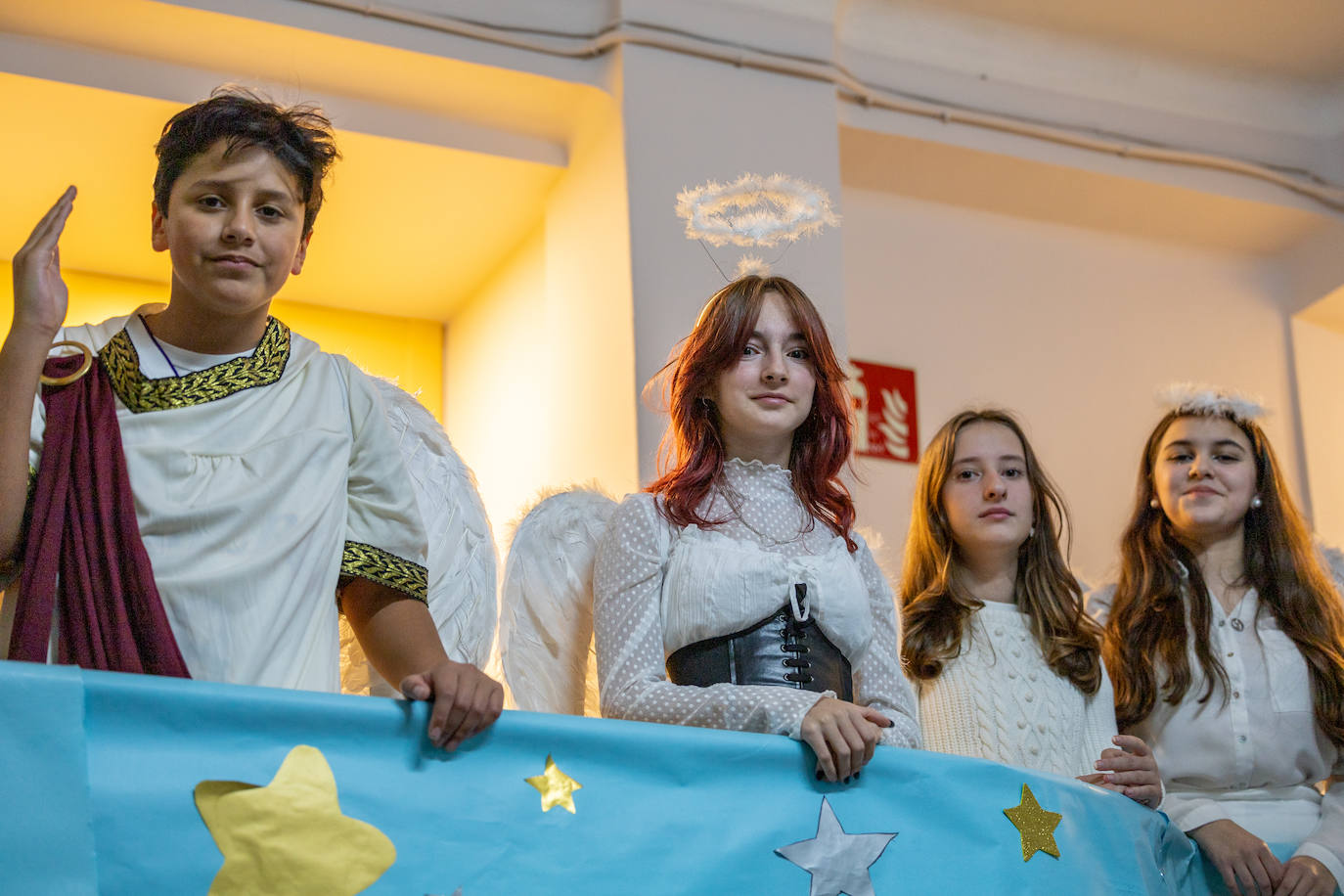 Alumnos, profesores y padres se han volcado en la preparación del belén viviente 