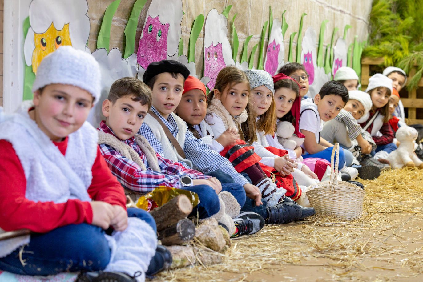 Alumnos, profesores y padres se han volcado en la preparación del belén viviente 