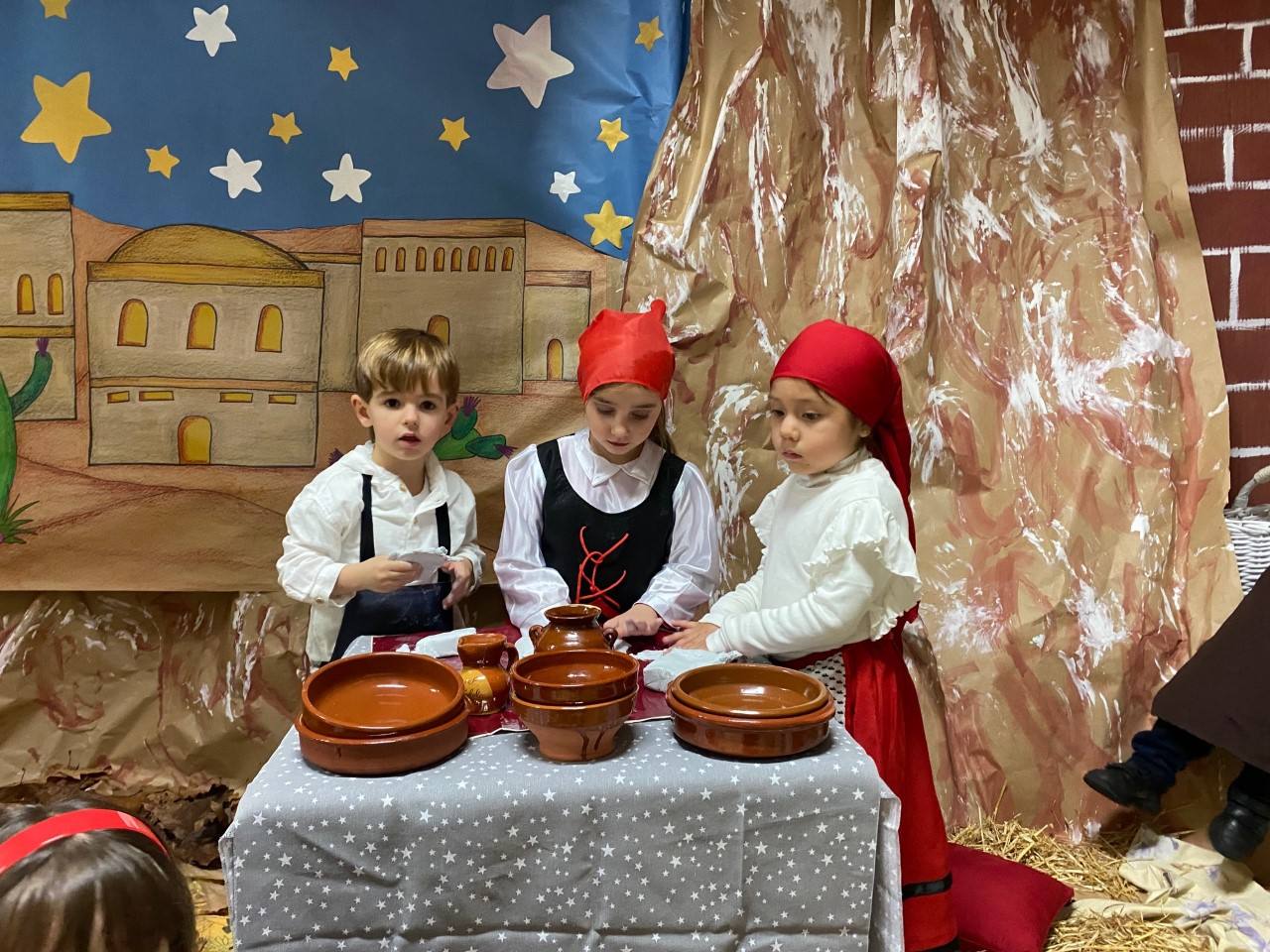 Alumnos, profesores y padres se han volcado en la preparación del belén viviente 