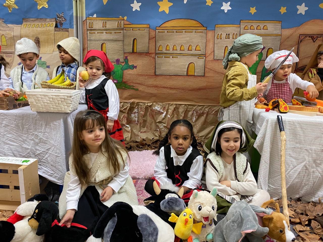 Alumnos, profesores y padres se han volcado en la preparación del belén viviente 